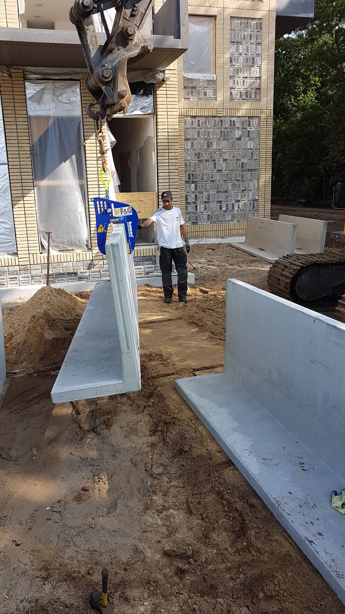 Het aanleggen van bestrating bij een project van VBT B.V.
