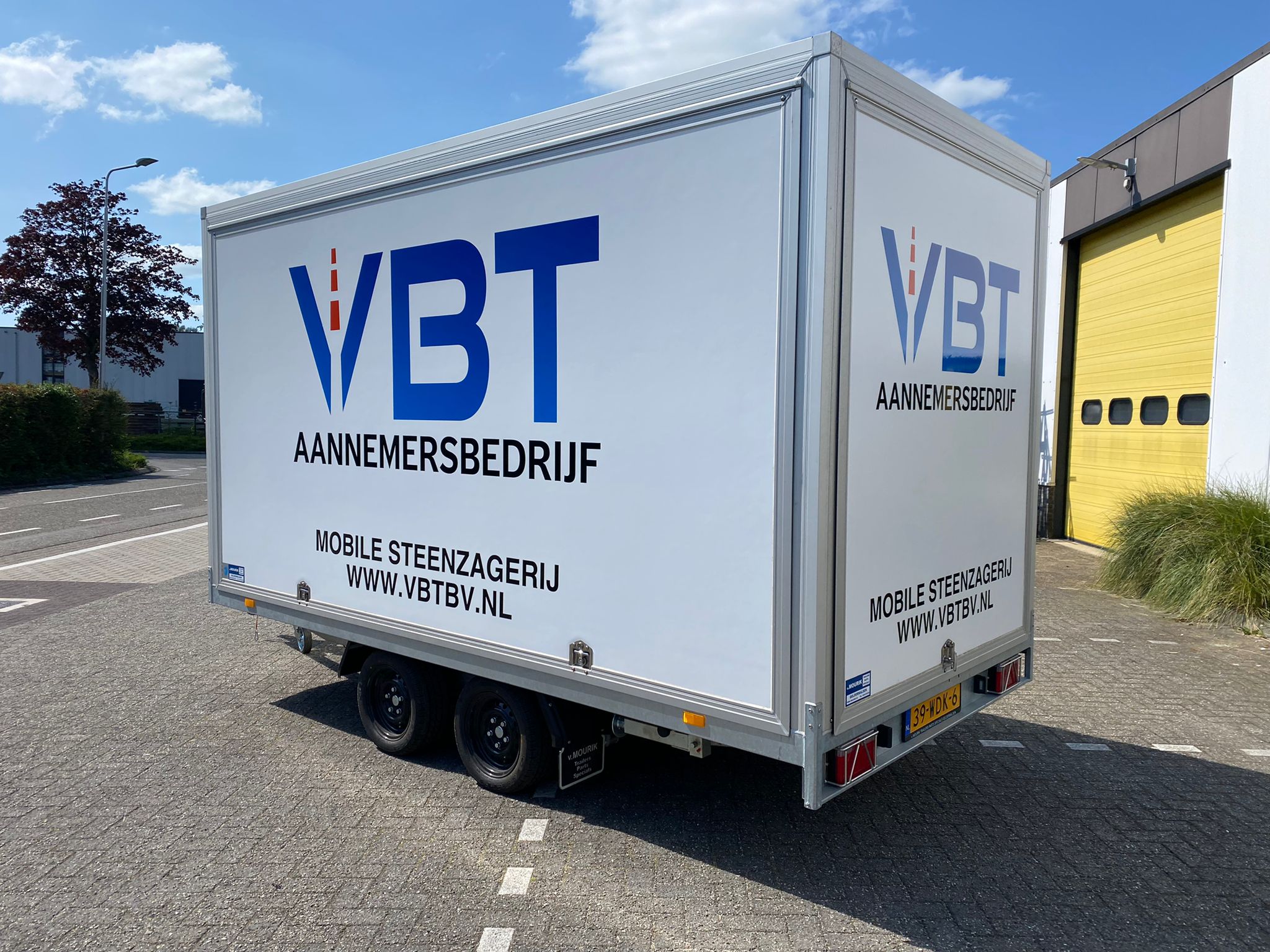 De mobiele steenslijperij van VBT B.V. | Te huur vanuit Waardenburg